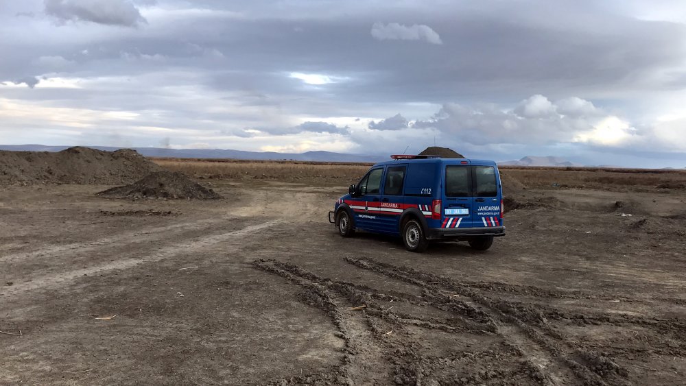 Eber Gölü kıyısındaki kamışlar iki gündür yanıyor