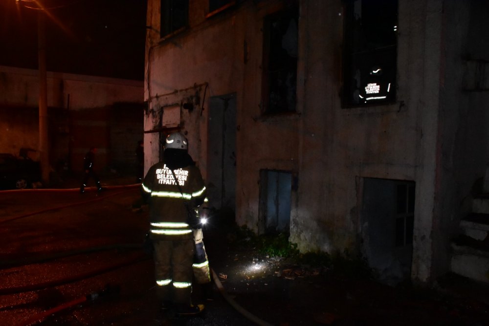 Evsizlerin kaldığı metruk binada çıkan yangın korkuttu