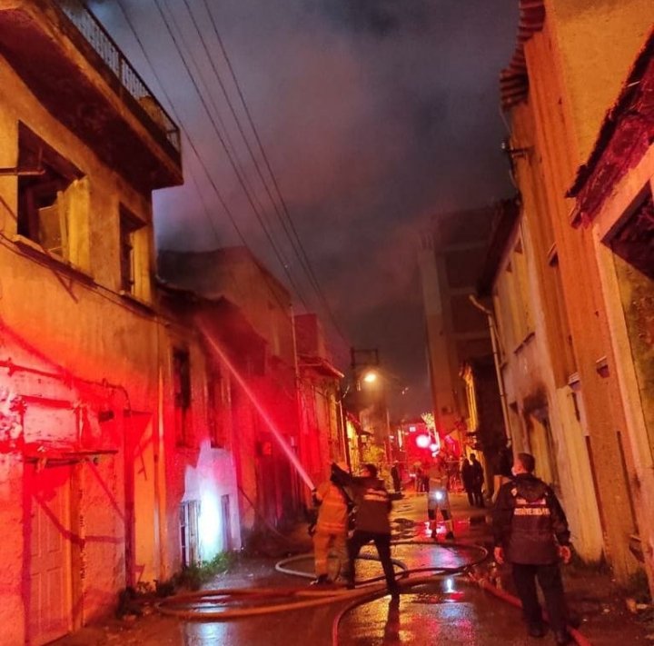 Evsizlerin kaldığı metruk binada çıkan yangın korkuttu