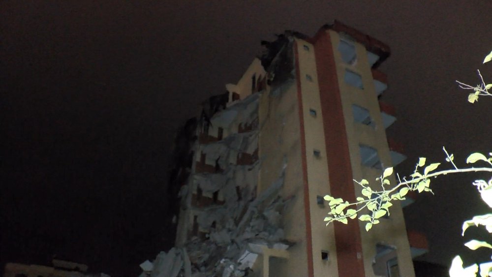 Maltepe'de yıkımına başlanan bina yarım bırakıldı, vatandaşlar tepki gösterdi