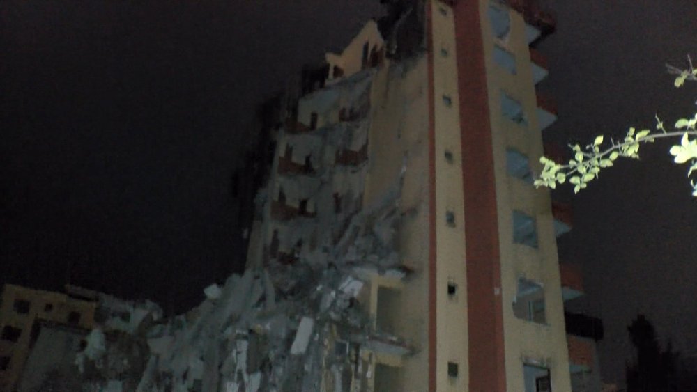 Maltepe'de yıkımına başlanan bina yarım bırakıldı, vatandaşlar tepki gösterdi