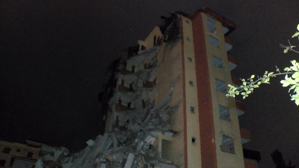 Maltepe'de yıkımına başlanan bina yarım bırakıldı, vatandaşlar tepki gösterdi