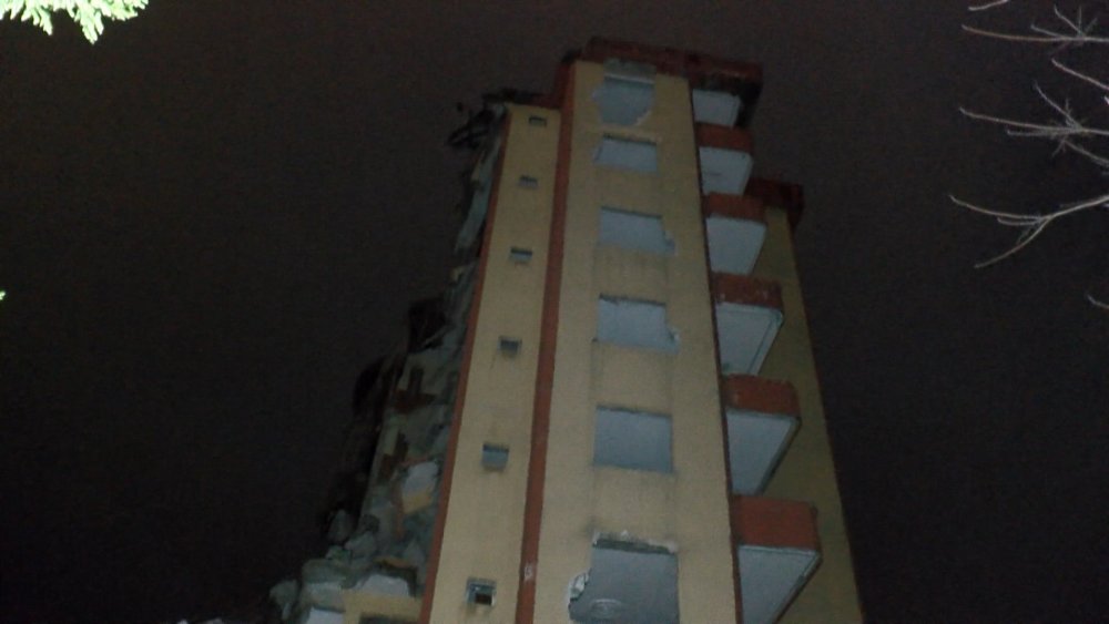 Maltepe'de yıkımına başlanan bina yarım bırakıldı, vatandaşlar tepki gösterdi