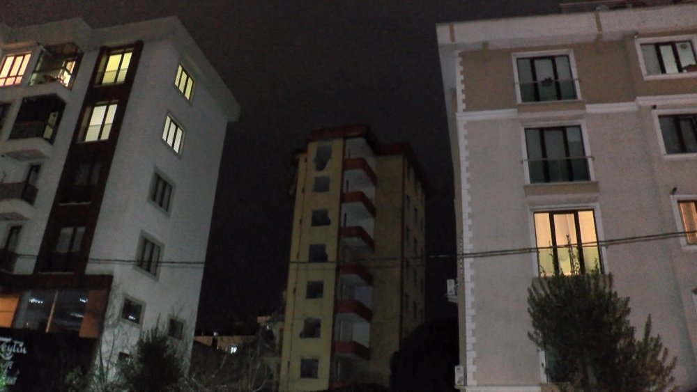 Maltepe'de yıkımına başlanan bina yarım bırakıldı, vatandaşlar tepki gösterdi