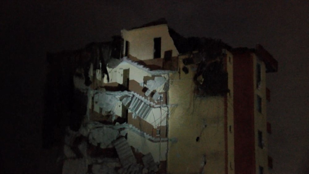 Maltepe'de yıkımına başlanan bina yarım bırakıldı, vatandaşlar tepki gösterdi