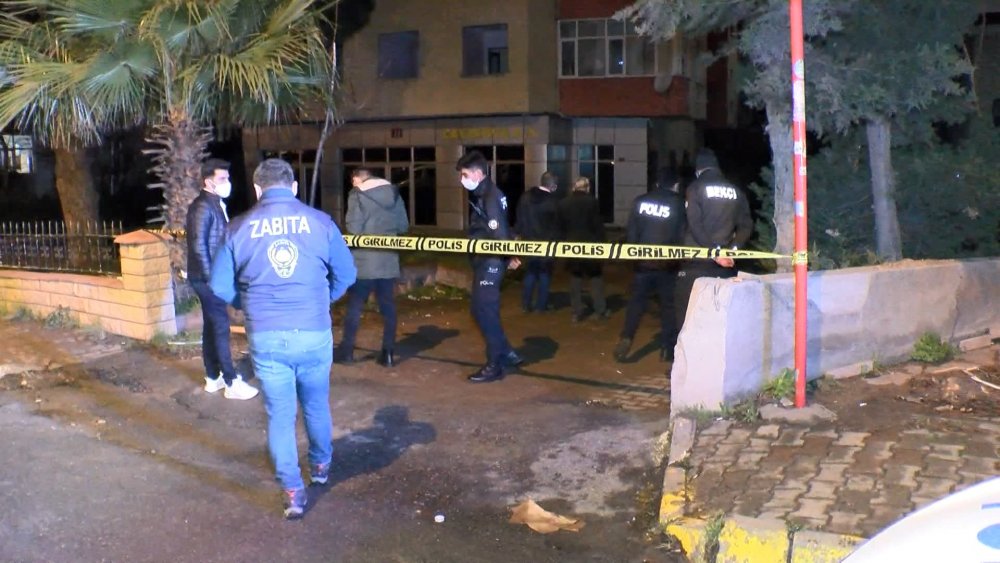 Maltepe'de yıkımına başlanan bina yarım bırakıldı, vatandaşlar tepki gösterdi