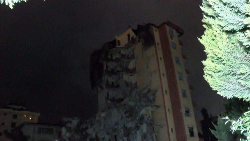 Maltepe'de yıkımına başlanan bina yarım bırakıldı, vatandaşlar tepki gösterdi