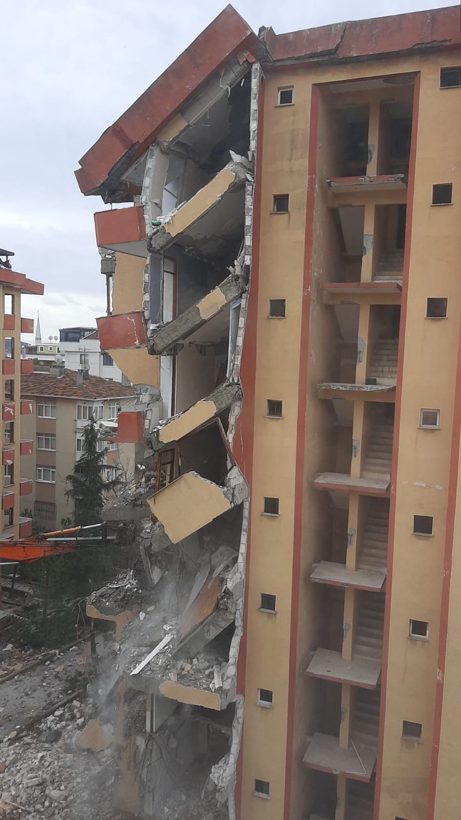 Maltepe'de yıkımına başlanan bina yarım bırakıldı, vatandaşlar tepki gösterdi