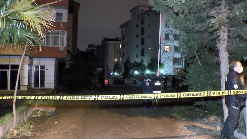Maltepe'de yıkımına başlanan bina yarım bırakıldı, vatandaşlar tepki gösterdi