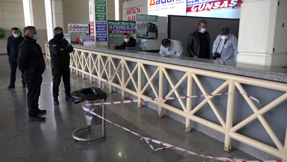 Otobüs terminalinin kullanılmayan bilet gişesi altında hayatını kaybetti