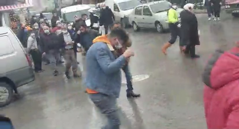 Otobüs ve minibüs şoförlerinin kavgasına polis biber gazıyla müdahale etti