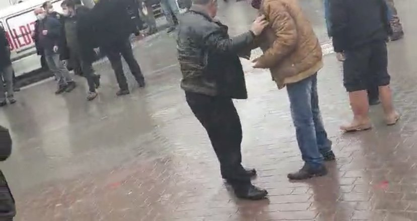 Otobüs ve minibüs şoförlerinin kavgasına polis biber gazıyla müdahale etti