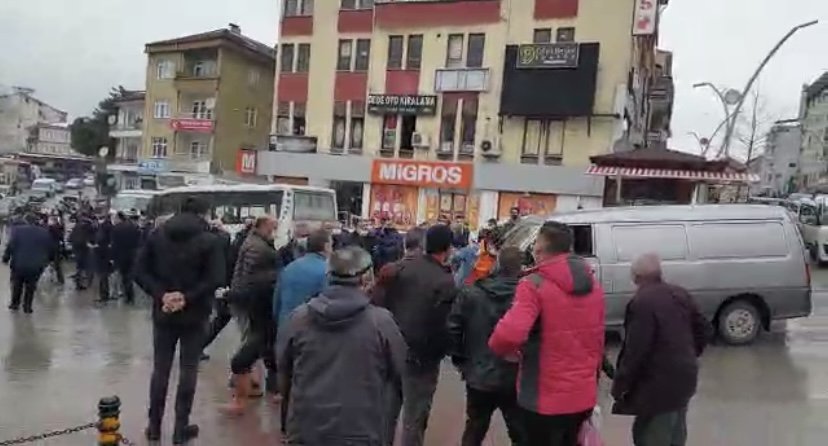 Otobüs ve minibüs şoförlerinin kavgasına polis biber gazıyla müdahale etti