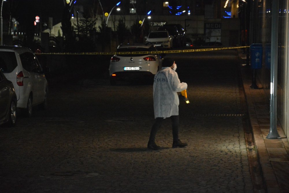 Sultangazi'de hastane otoparkında silahlı saldırı: Amca yeğen