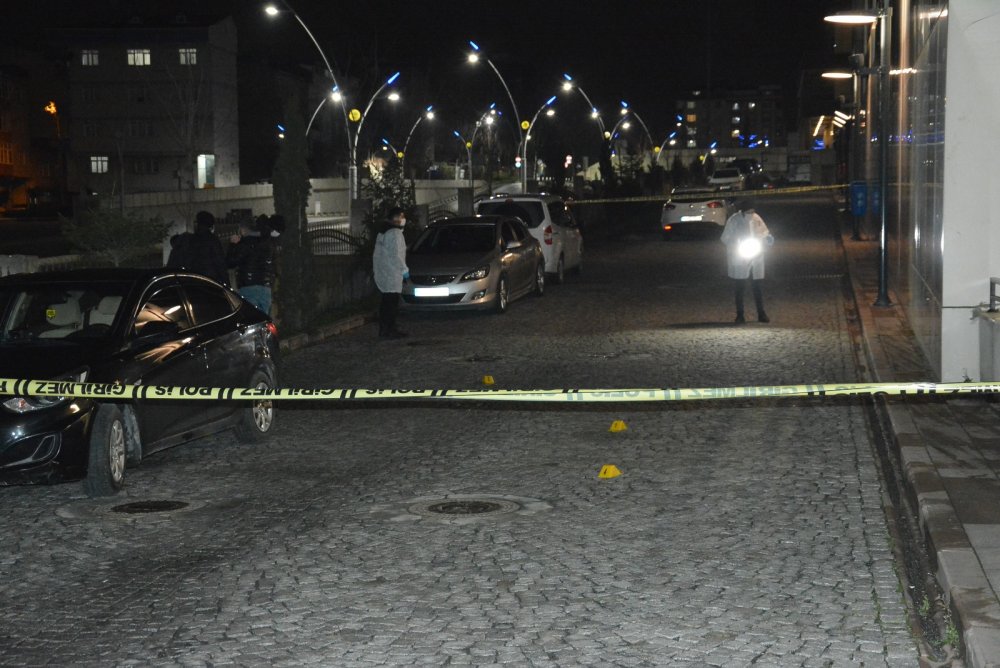 Sultangazi'de hastane otoparkında silahlı saldırı: Amca yeğen