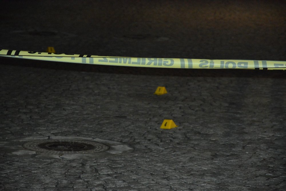 Sultangazi'de hastane otoparkında silahlı saldırı: Amca yeğen