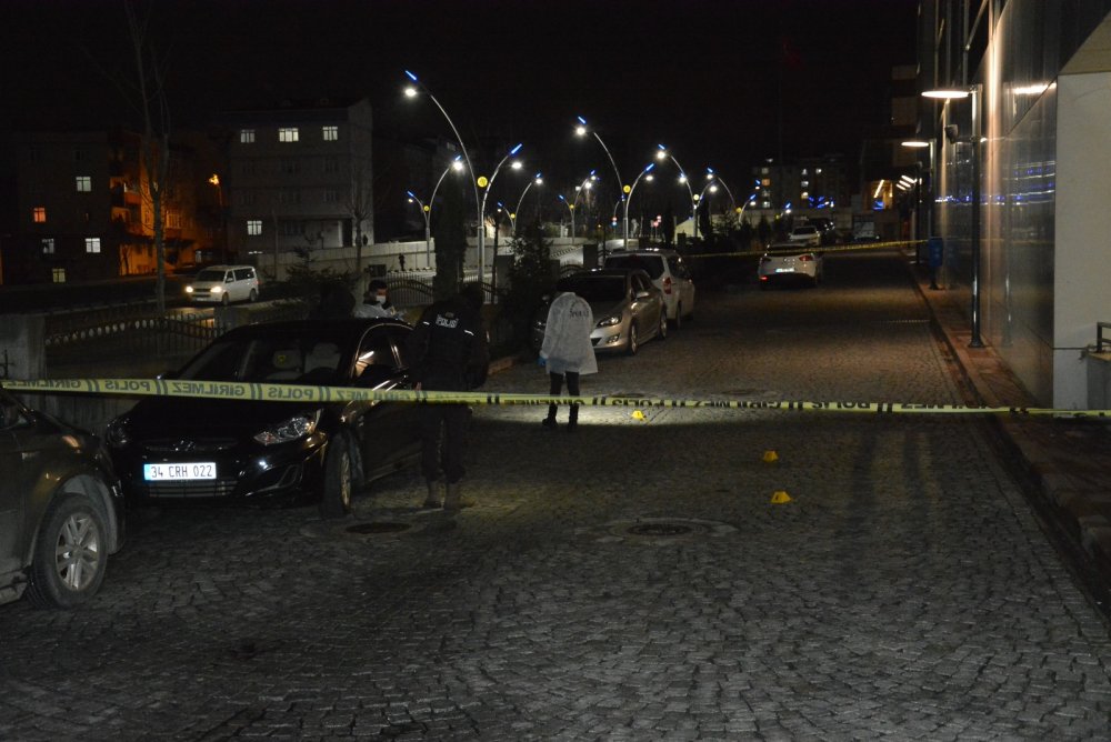 Sultangazi'de hastane otoparkında silahlı saldırı: Amca yeğen