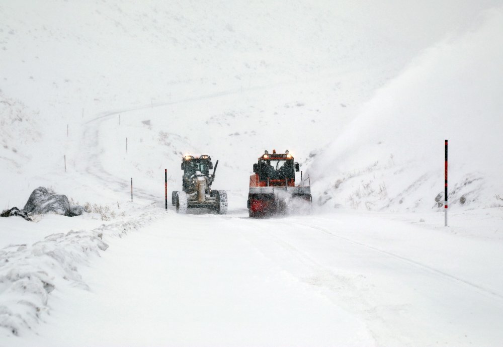 Van'da 561 kişilik ekiple, 487 yerleşim yerinin yolu ulaşıma açıldı
