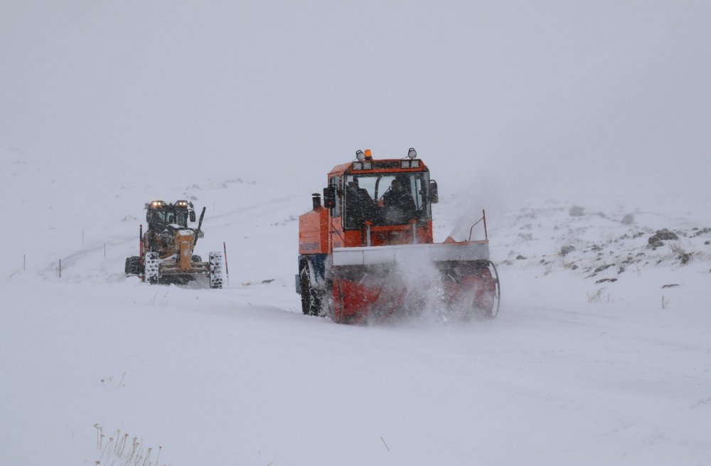 Van'da 561 kişilik ekiple, 487 yerleşim yerinin yolu ulaşıma açıldı