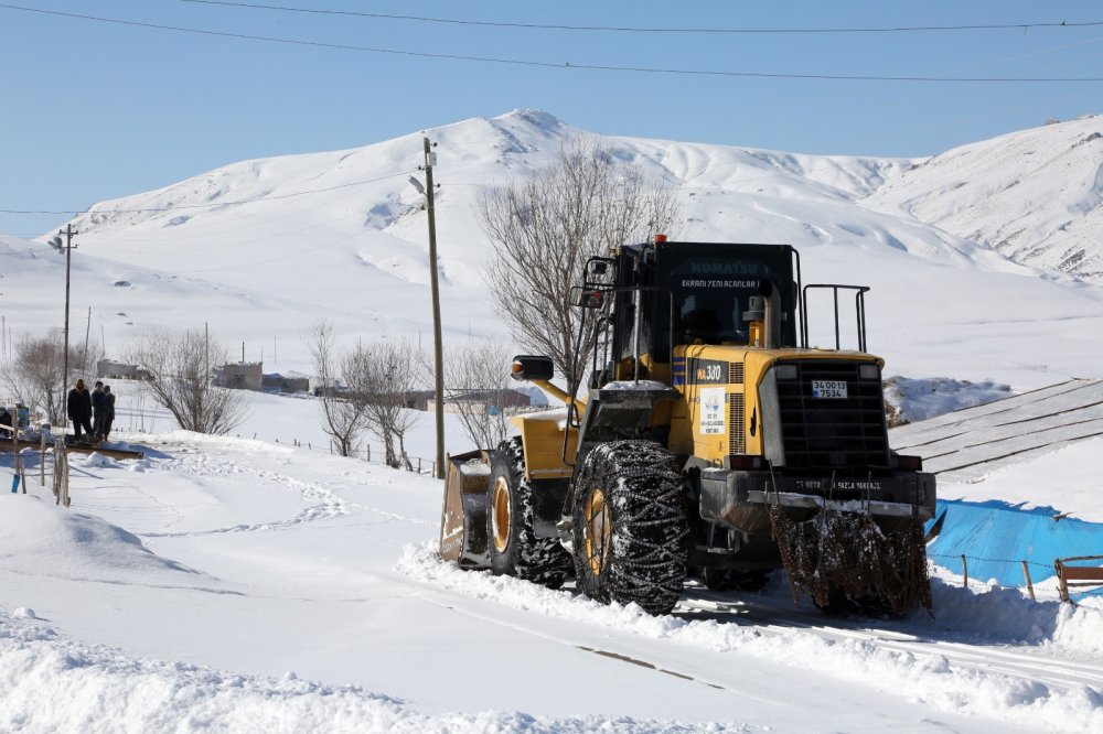 Van'da 561 kişilik ekiple, 487 yerleşim yerinin yolu ulaşıma açıldı