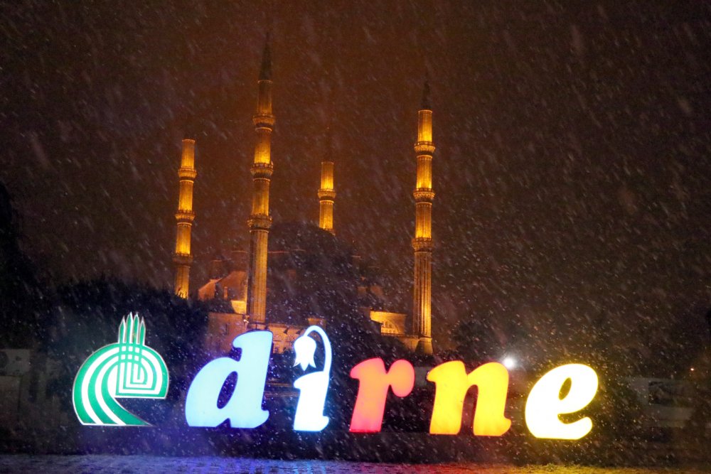 Yağışların yoğunluğunun 20 - 40 cm olarak gerçekleşmesi beklenen Edirne'de kar yağışı