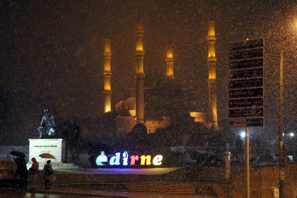 Yağışların yoğunluğunun 20 - 40 cm olarak gerçekleşmesi beklenen Edirne'de kar yağışı