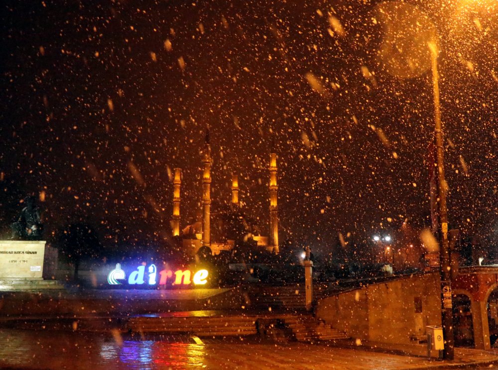 Yağışların yoğunluğunun 20 - 40 cm olarak gerçekleşmesi beklenen Edirne'de kar yağışı