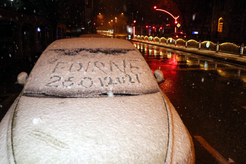 Yağışların yoğunluğunun 20 - 40 cm olarak gerçekleşmesi beklenen Edirne'de kar yağışı