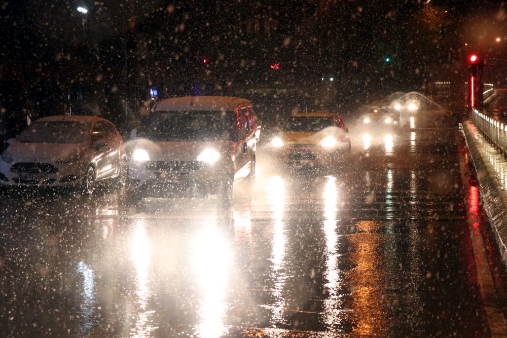 Yağışların yoğunluğunun 20 - 40 cm olarak gerçekleşmesi beklenen Edirne'de kar yağışı