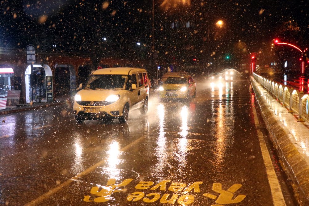 Yağışların yoğunluğunun 20 - 40 cm olarak gerçekleşmesi beklenen Edirne'de kar yağışı