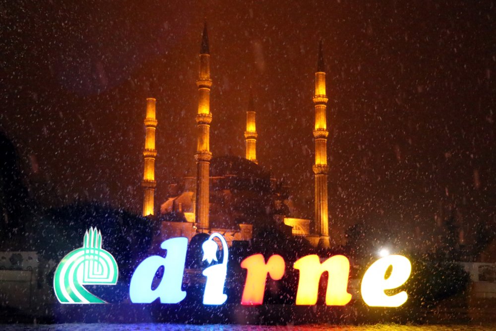 Yağışların yoğunluğunun 20 - 40 cm olarak gerçekleşmesi beklenen Edirne'de kar yağışı