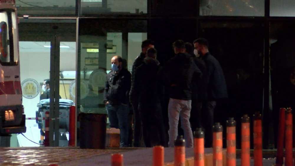 Barışma vaadiyle eve götürdüğü eşinin hayatına son verdi oğlu ile 2 yakınını yaraladı
