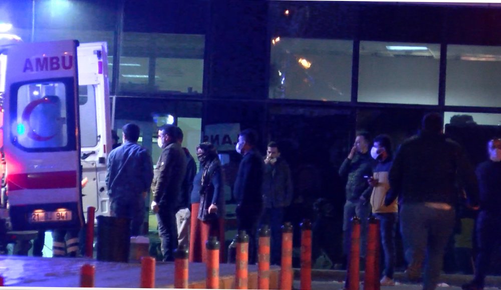 Barışma vaadiyle eve götürdüğü eşinin hayatına son verdi oğlu ile 2 yakınını yaraladı
