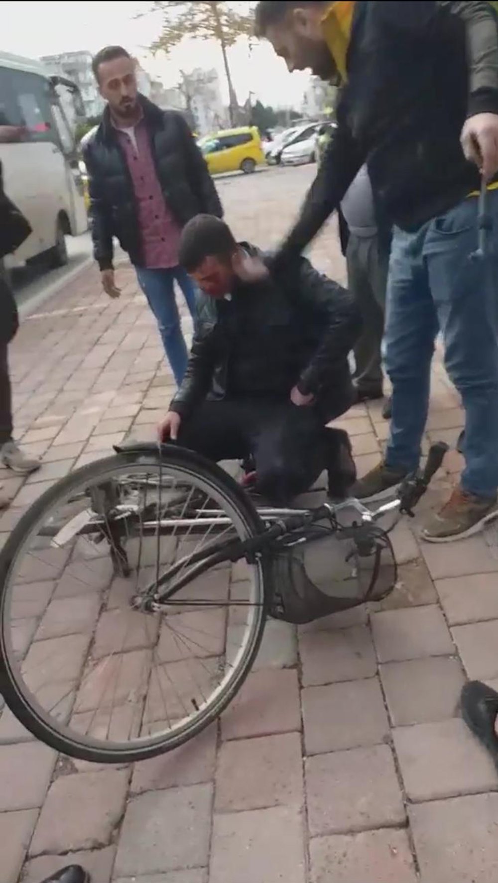 Bisikletli taciz şüphelisi, çevredeki gençler tarafından dövüldü