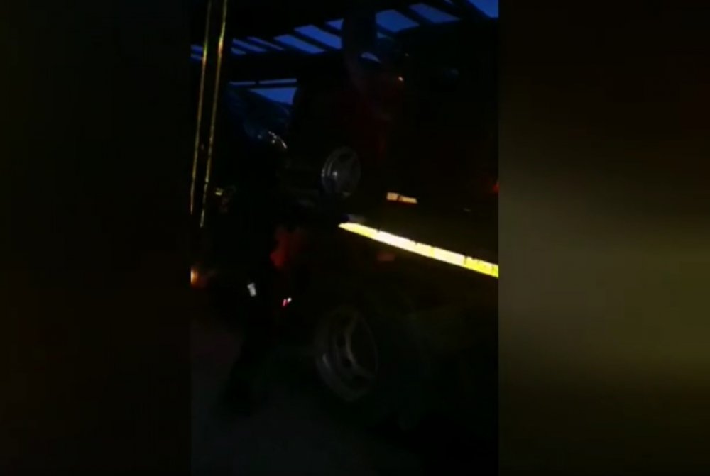 Çekiciyle taşınan otomobilden 22 kilo esrar ele geçirildi