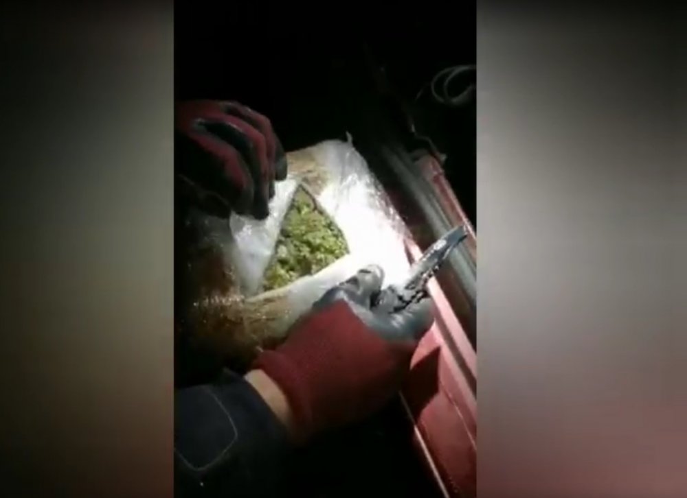 Çekiciyle taşınan otomobilden 22 kilo esrar ele geçirildi