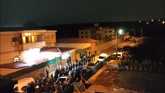 Cemaat liderinin mezardan cenazesinin taşınmasında arbede yaşandı
