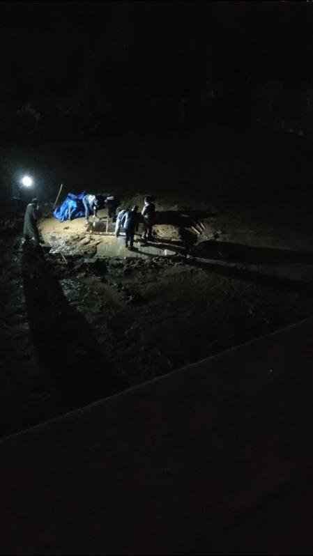 Cemaat liderinin mezardan cenazesinin taşınmasında arbede yaşandı