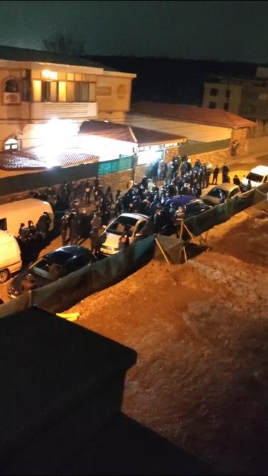Cemaat liderinin mezardan cenazesinin taşınmasında arbede yaşandı