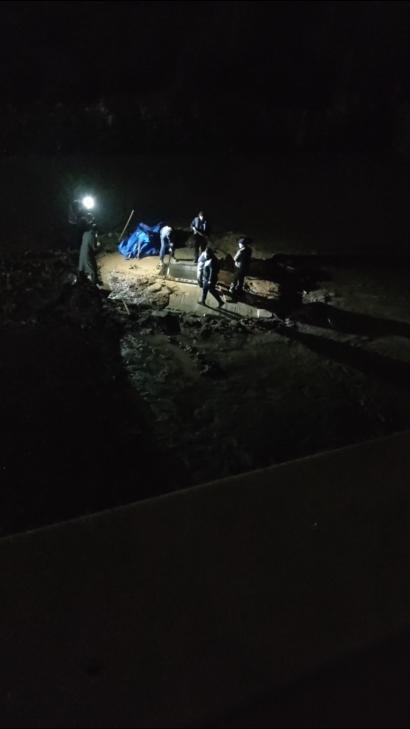 Cemaat liderinin mezardan cenazesinin taşınmasında arbede yaşandı