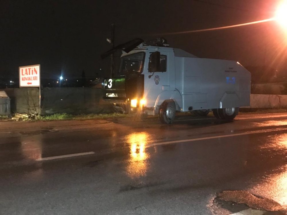 Cemaat liderinin mezardan cenazesinin taşınmasında arbede yaşandı