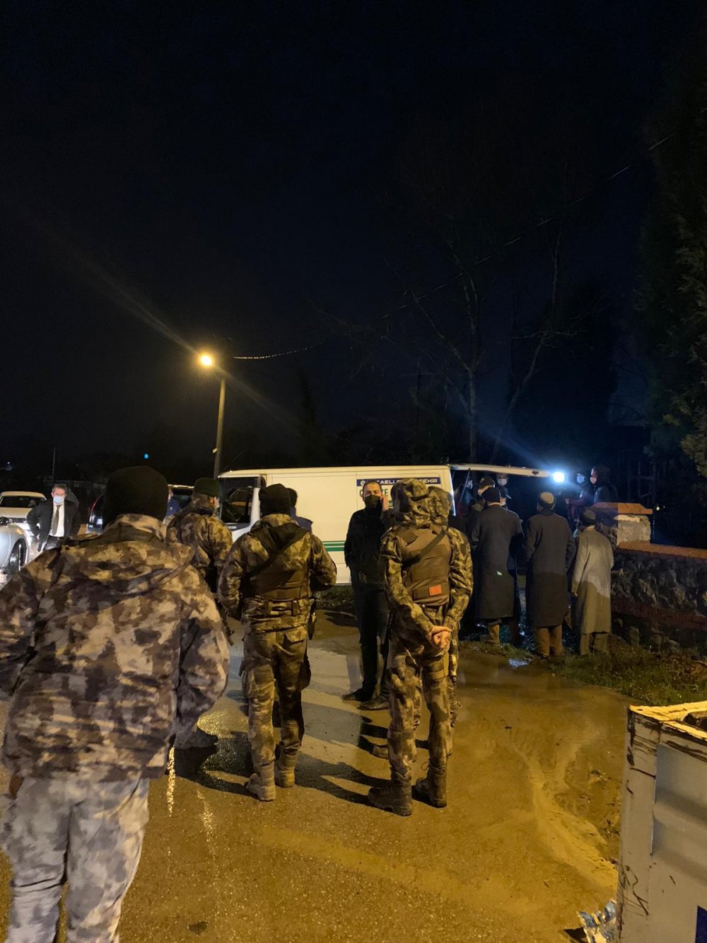 Cemaat liderinin mezardan cenazesinin taşınmasında arbede yaşandı