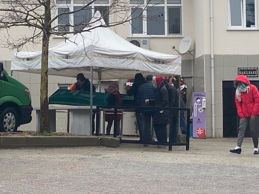 Eyüpsultan'da öldürülen anne ve oğlu son yolculuğuna uğurlandı 