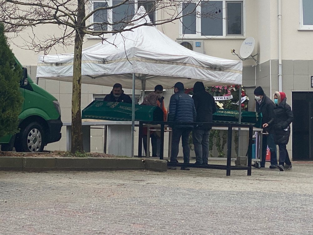Eyüpsultan'da öldürülen anne ve oğlu son yolculuğuna uğurlandı 