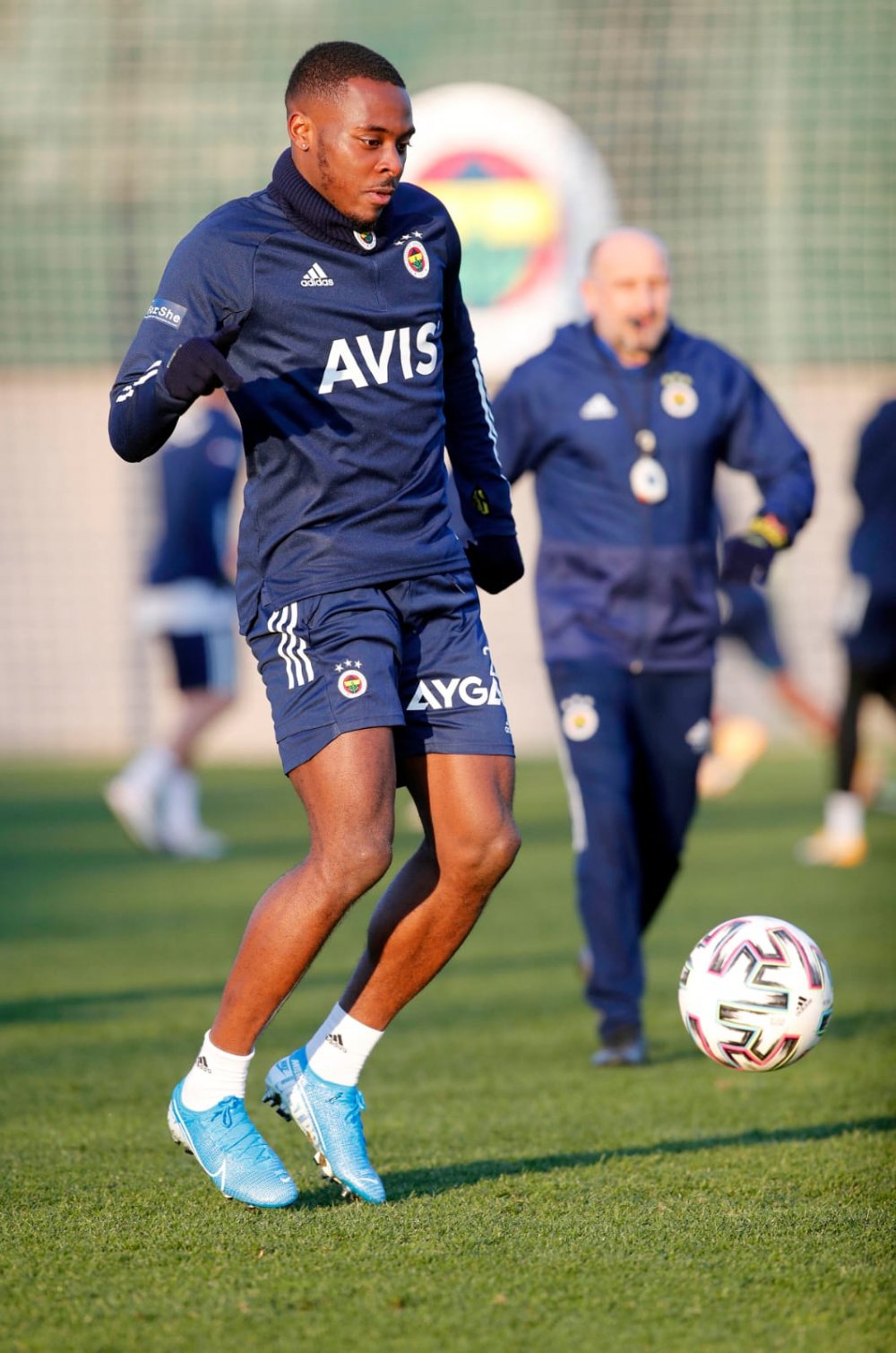 Fenerbahçe'de Bright Osayi-Samuel ilk idmanına çıktı