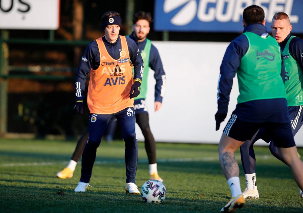 Fenerbahçe'de Bright Osayi-Samuel ilk idmanına çıktı