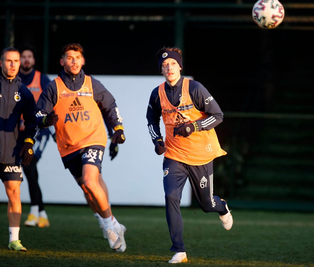 Fenerbahçe'de Bright Osayi-Samuel ilk idmanına çıktı