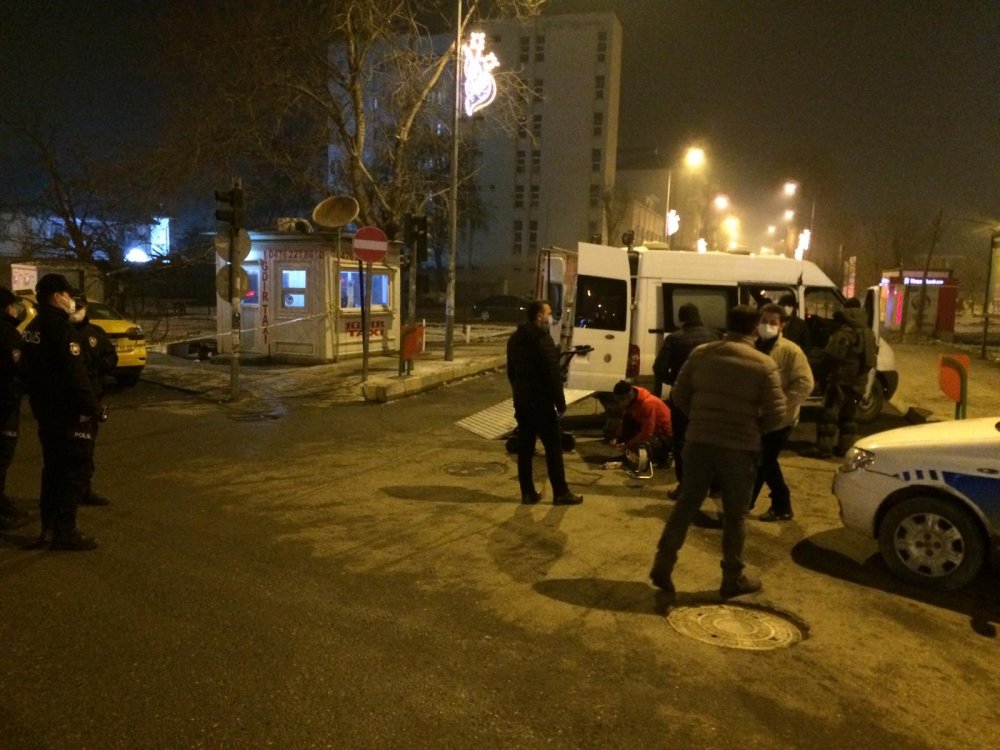 Iğdır'da belediye binası yanına bırakılan akü, fünyeyle patlatıldı