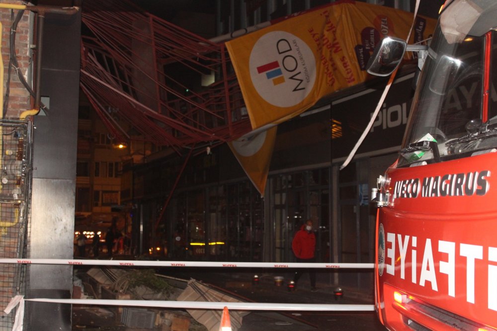 Kayseri'de şiddetli rüzgar ağaçları devirdi, çatıları uçurdu