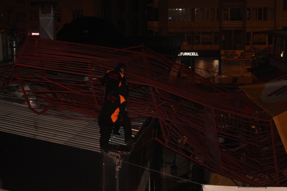 Kayseri'de şiddetli rüzgar ağaçları devirdi, çatıları uçurdu